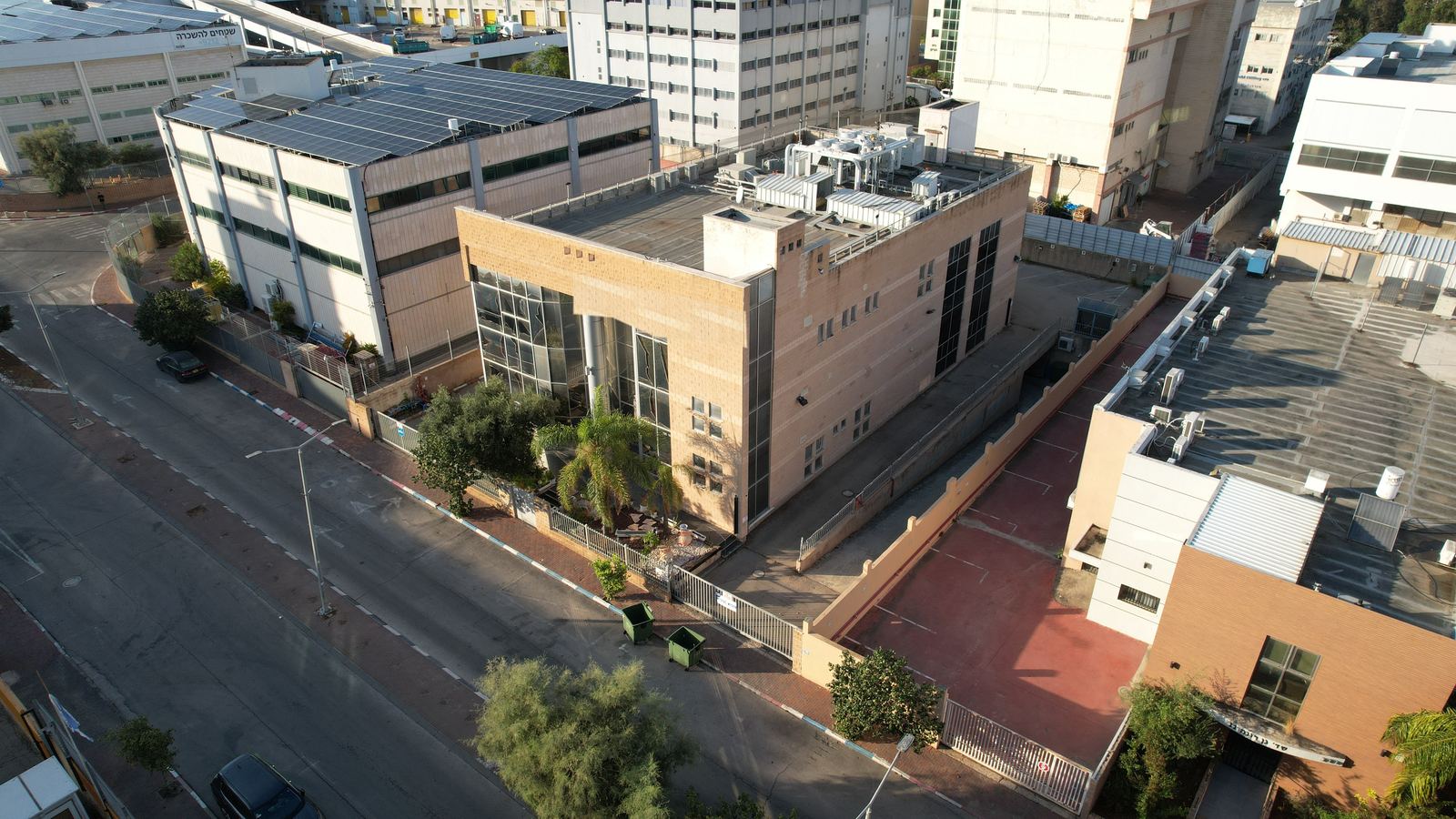 הבניין באזור התעשייה הצפוני ביבנה