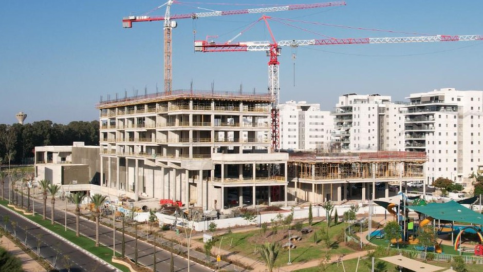 בניין המשרדים והקליניקות בעופר יבנה, קומות 1, 3 ו־4, אוקטובר 2026