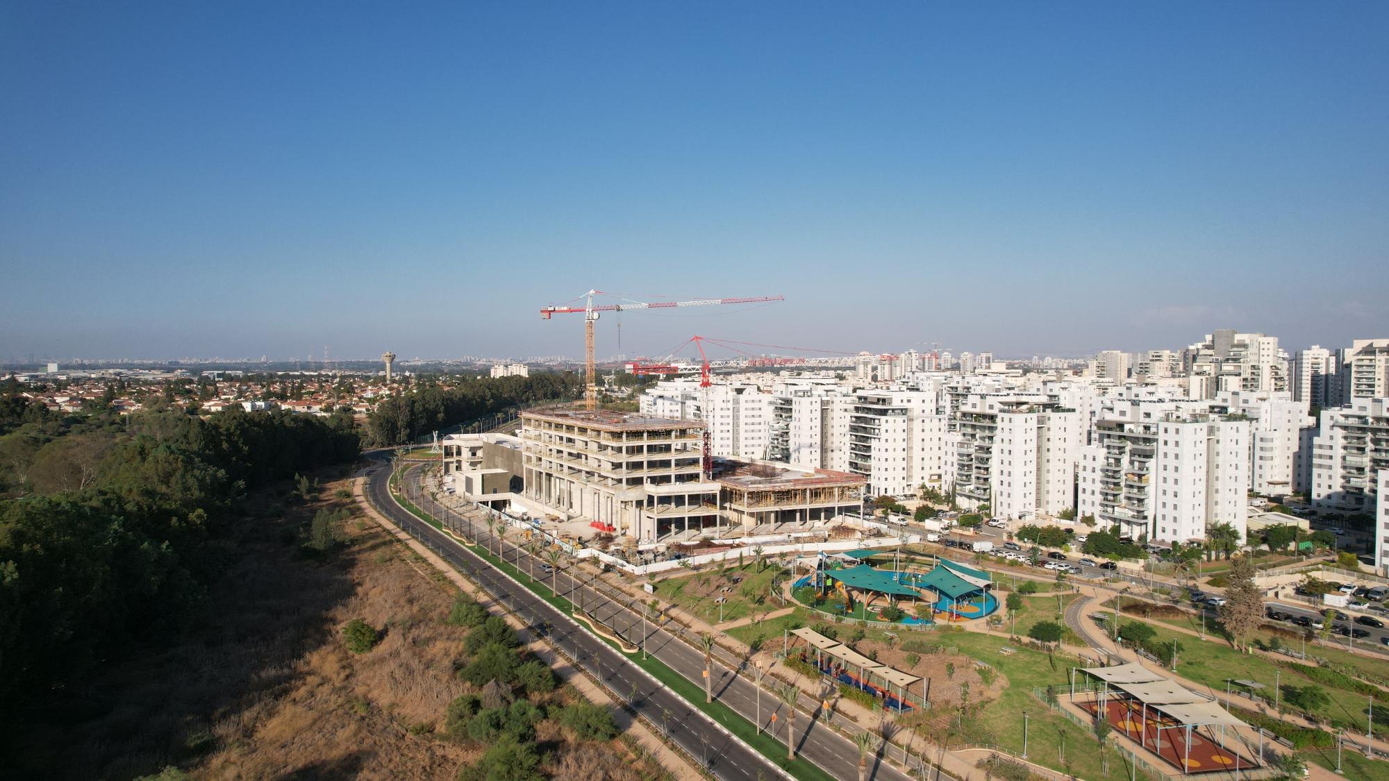מתחם עופר יבנה בבנייה, אוקטובר 2026, מבט מדרום־מערב אל נאות שמיר