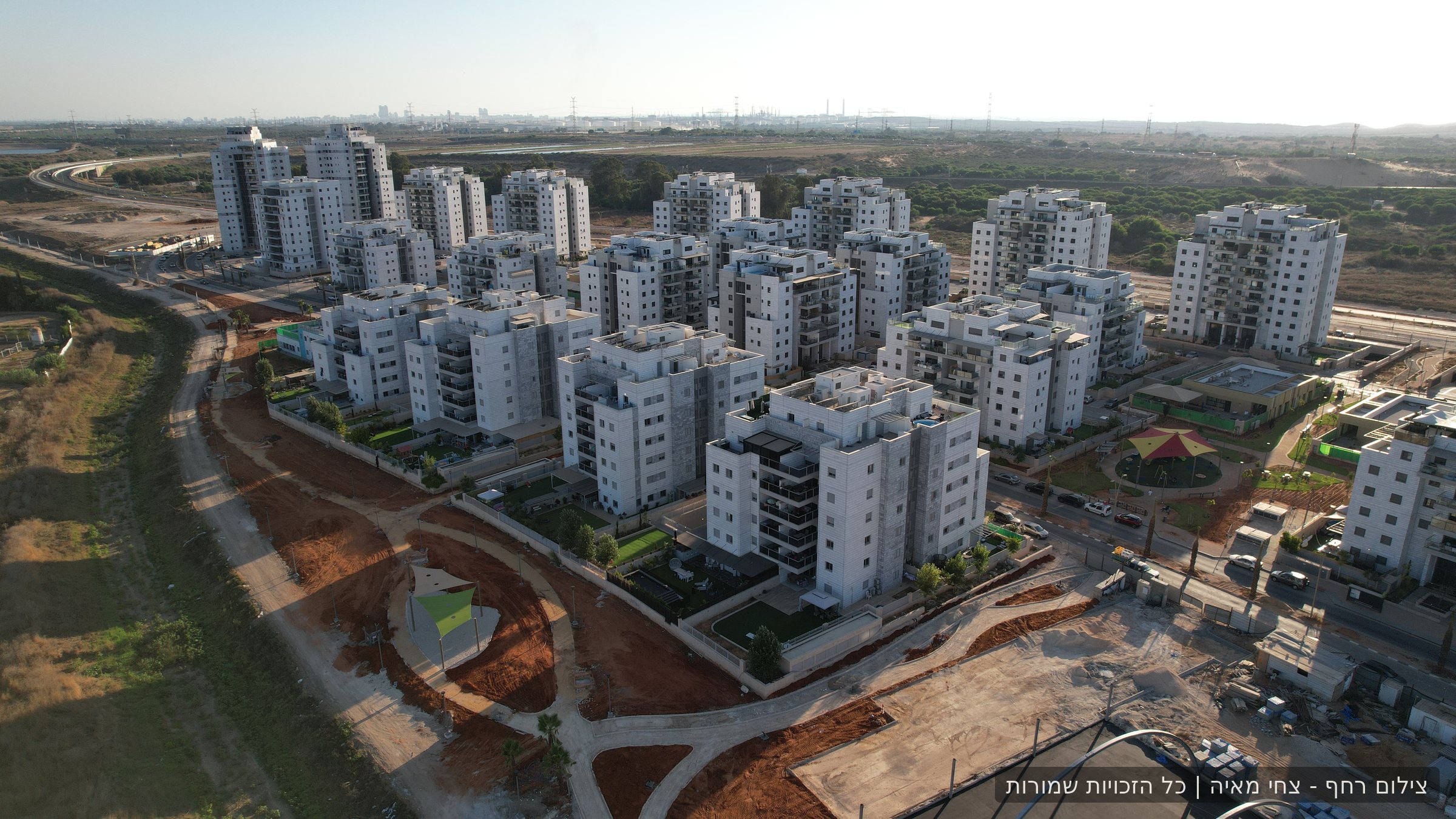 נאות שמיר מצפון לדרום, עם נחל יבנה. צילום רחף של צחי מאיה